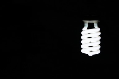 bombilla led encendida con fondo negro