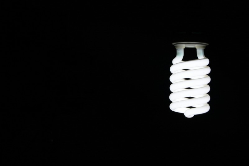 bombilla led encendida con fondo negro